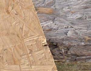 Hrubozrná dřevotříska se zdaleka nevyrovná dřevu. Nová vypadá sice pěkně (vlevo), ale vystavena přímému vlivu počasí navzdory důkladnému nátěru podlehne rozkladu již po jednom a půl roce (vpravo)
